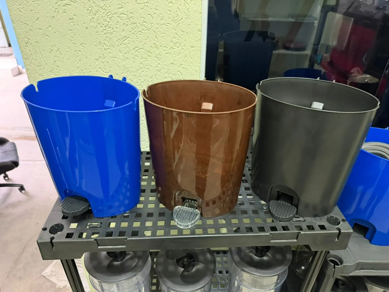 Baldes e lixeiras plásticas coloridas produzidas por injeção