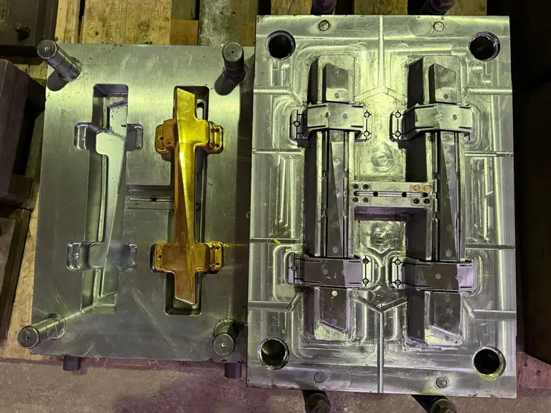 Plastic injection mold for a coffin handle with 2 cavities
