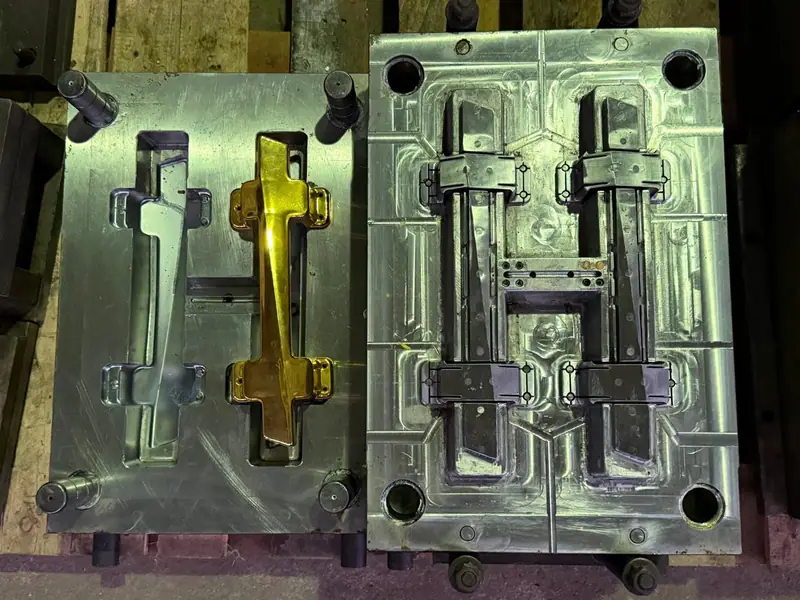 Detalle del molde de inyección para un asa de ataúd en el stock de 3WS Moldes