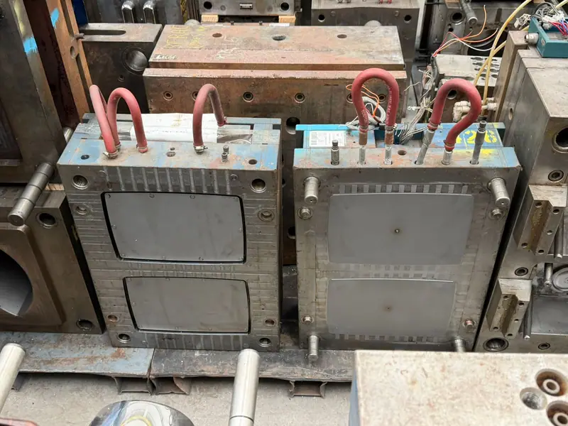 Plastic injection mold for a tray with 1 cavity
