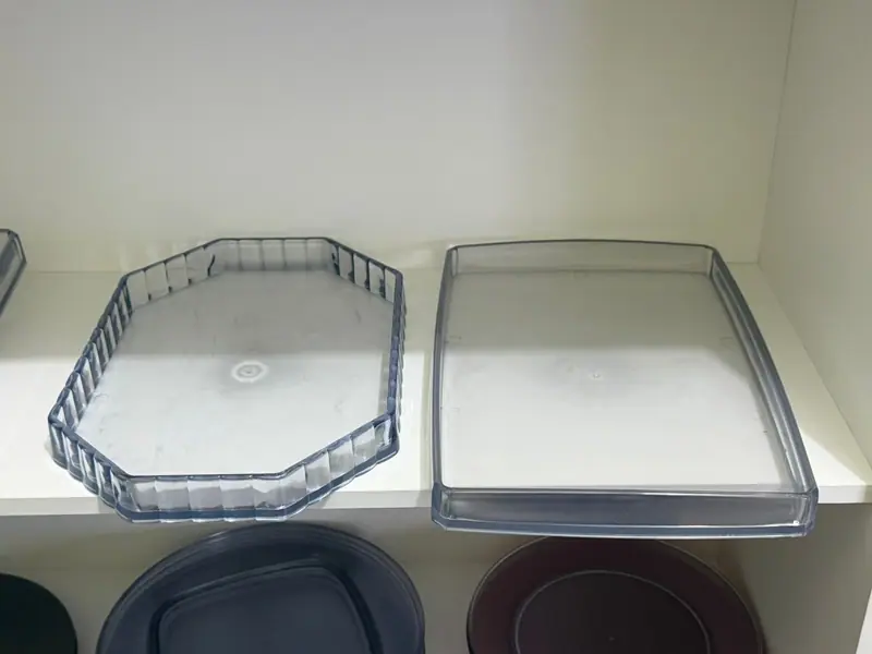 Pieza plástica producida por el molde para una bandeja