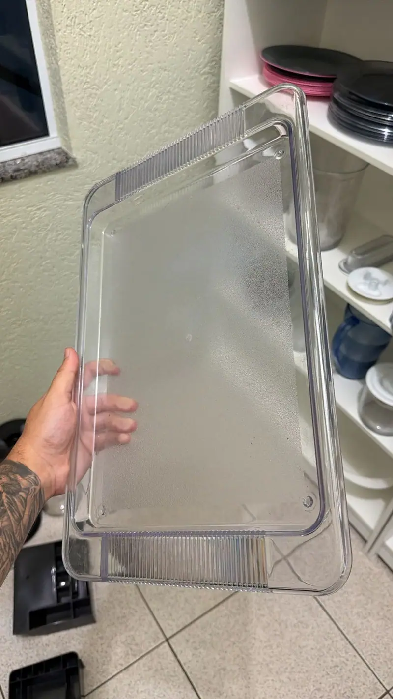 Pieza plástica inyectada a partir del molde para una bandeja — detalle 6