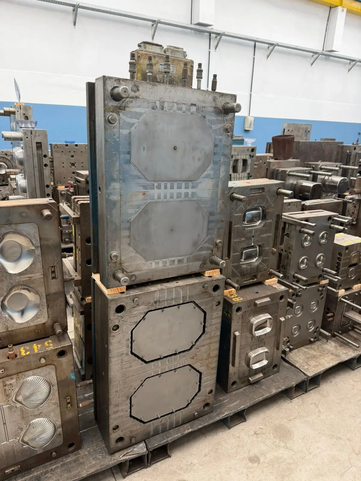 Plastic injection mold for a decorated tray with 1 cavity
