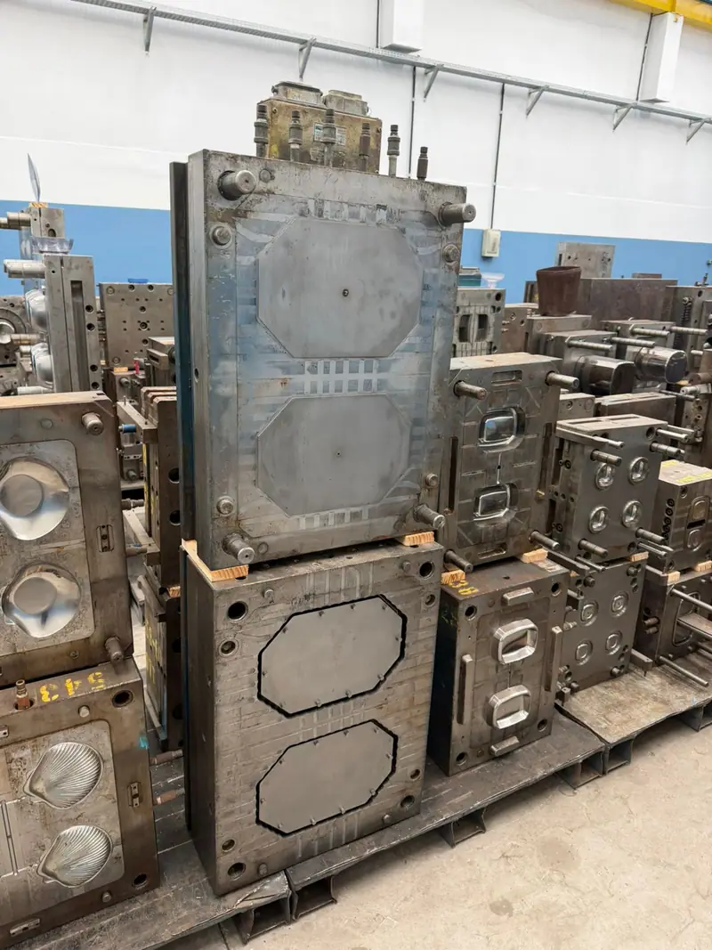Plastic injection mold for a decorated tray with 1 cavity