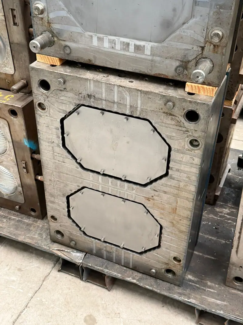 Detail of the injection mold for a decorated tray in the 3WS Moldes stock