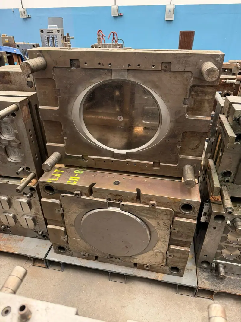 Plastic injection mold for an oval tray with 1 cavity