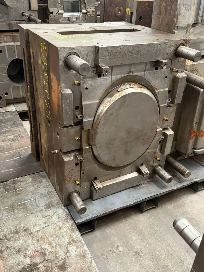 Detalle del molde de inyección para una bandeja ovalada en el stock de 3WS Moldes