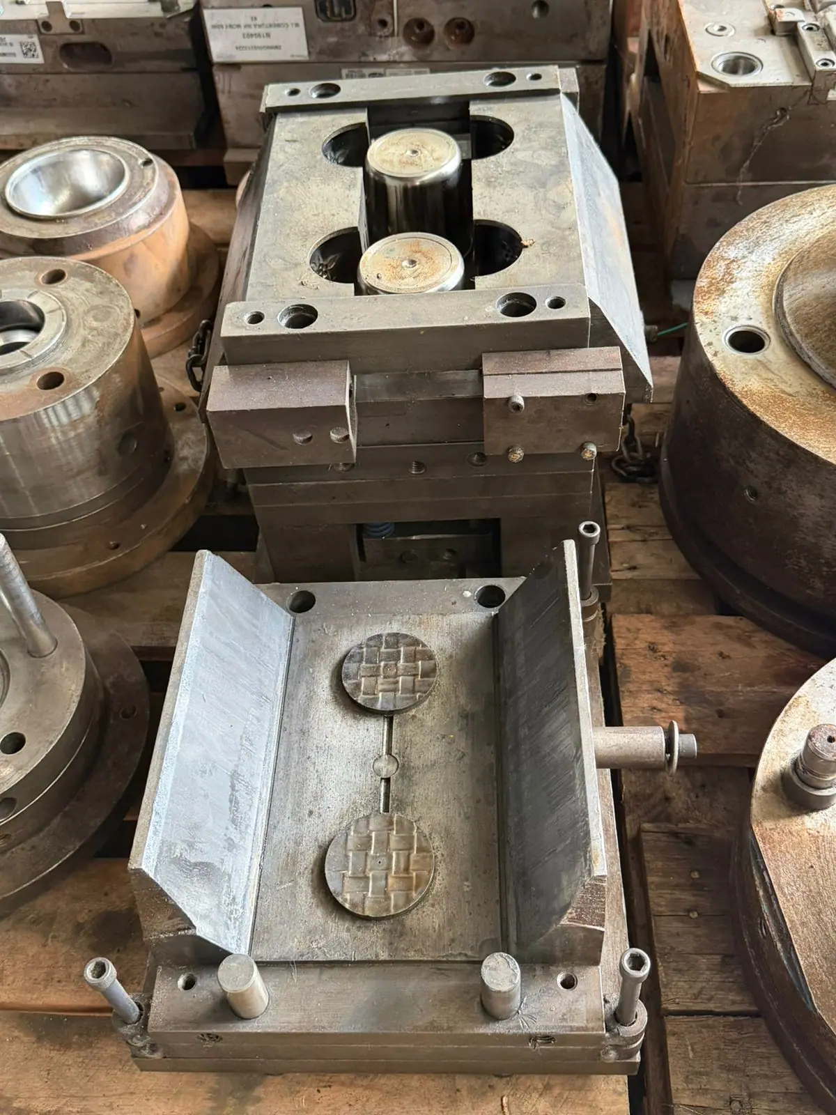 Plastic injection mold for a mug with grape relief with 2 cavities