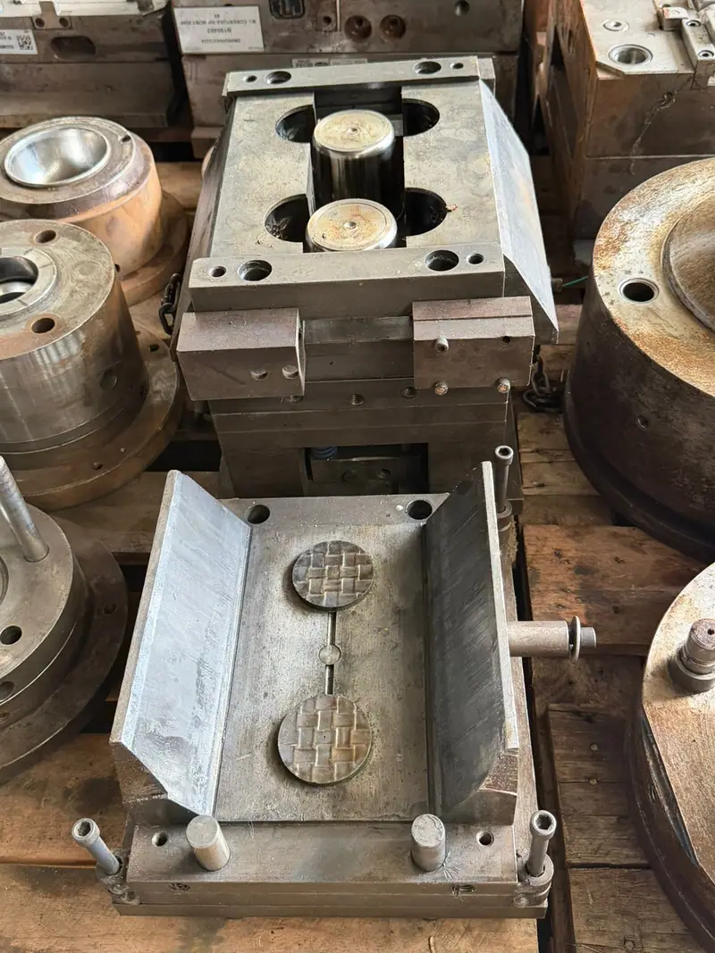 Plastic injection mold for a mug with grape relief with 2 cavities