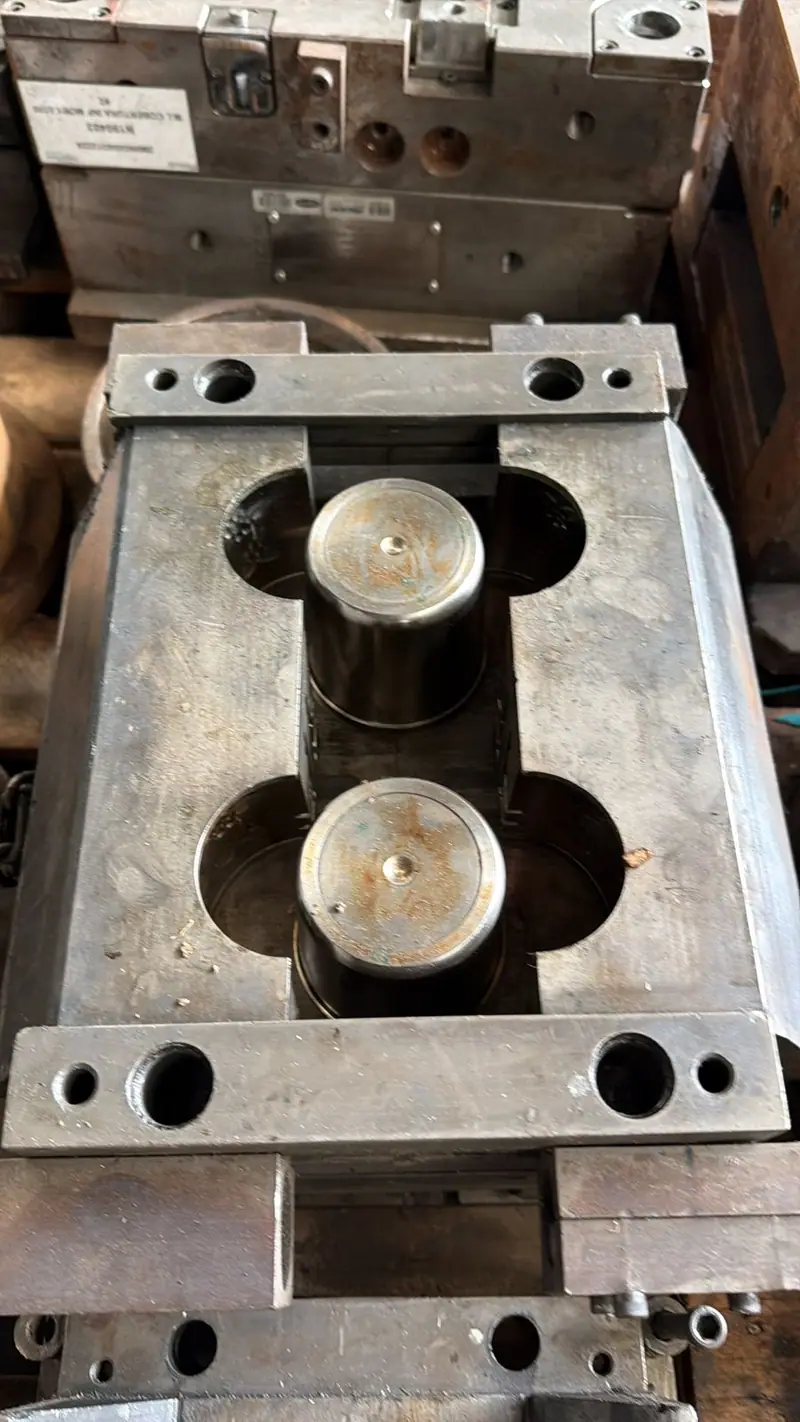 Detail of the injection mold for a mug with grape relief in the 3WS Moldes stock
