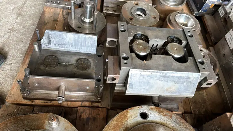 Injection mold for a mug with grape relief — view 3