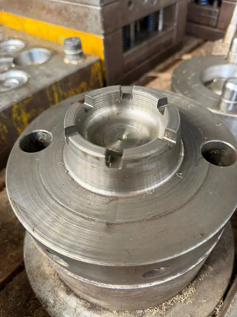 Plastic injection mold for an ashtray with 1 cavity