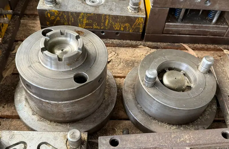 Injection mold for an ashtray — view 3