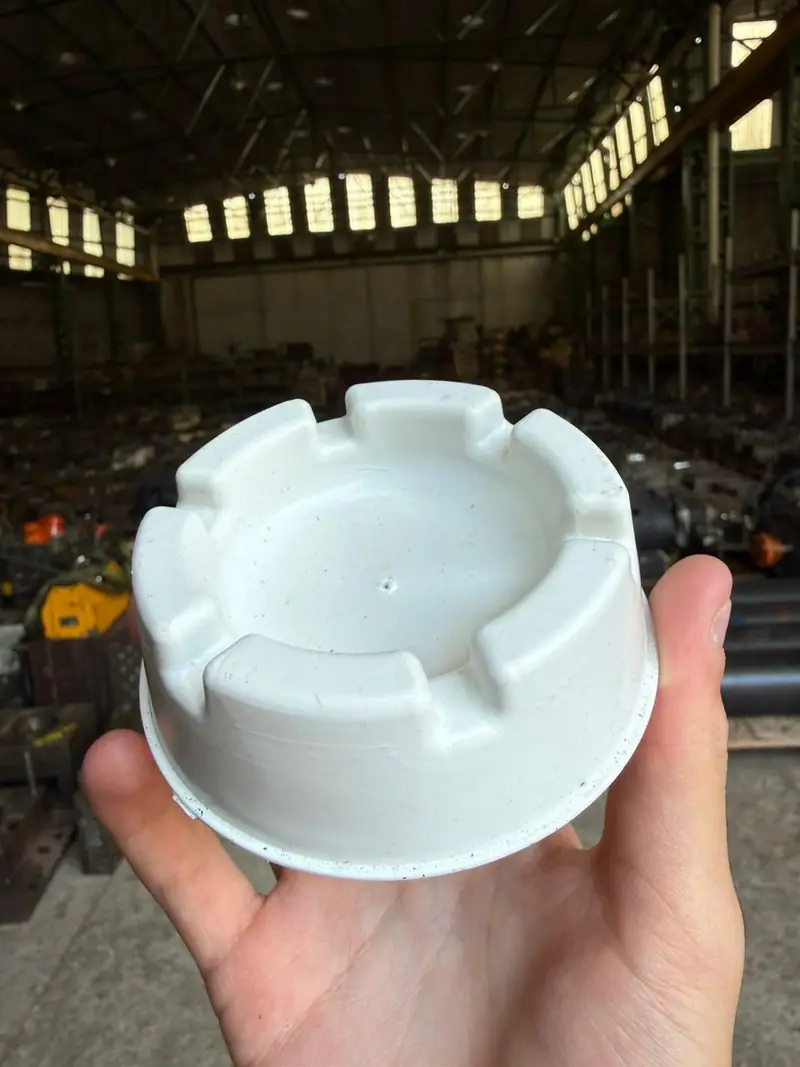 Plastic part injected from the mold for an ashtray — detail 3