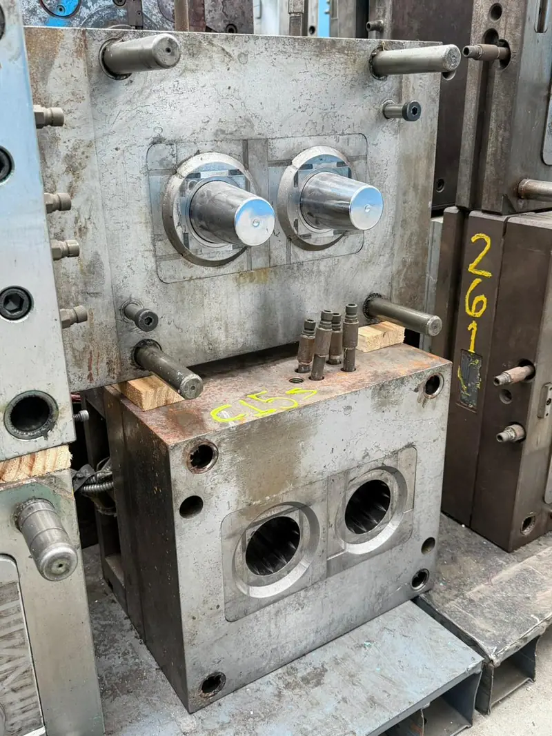 Plastic injection mold for a 250 ml cup with 2 cavities