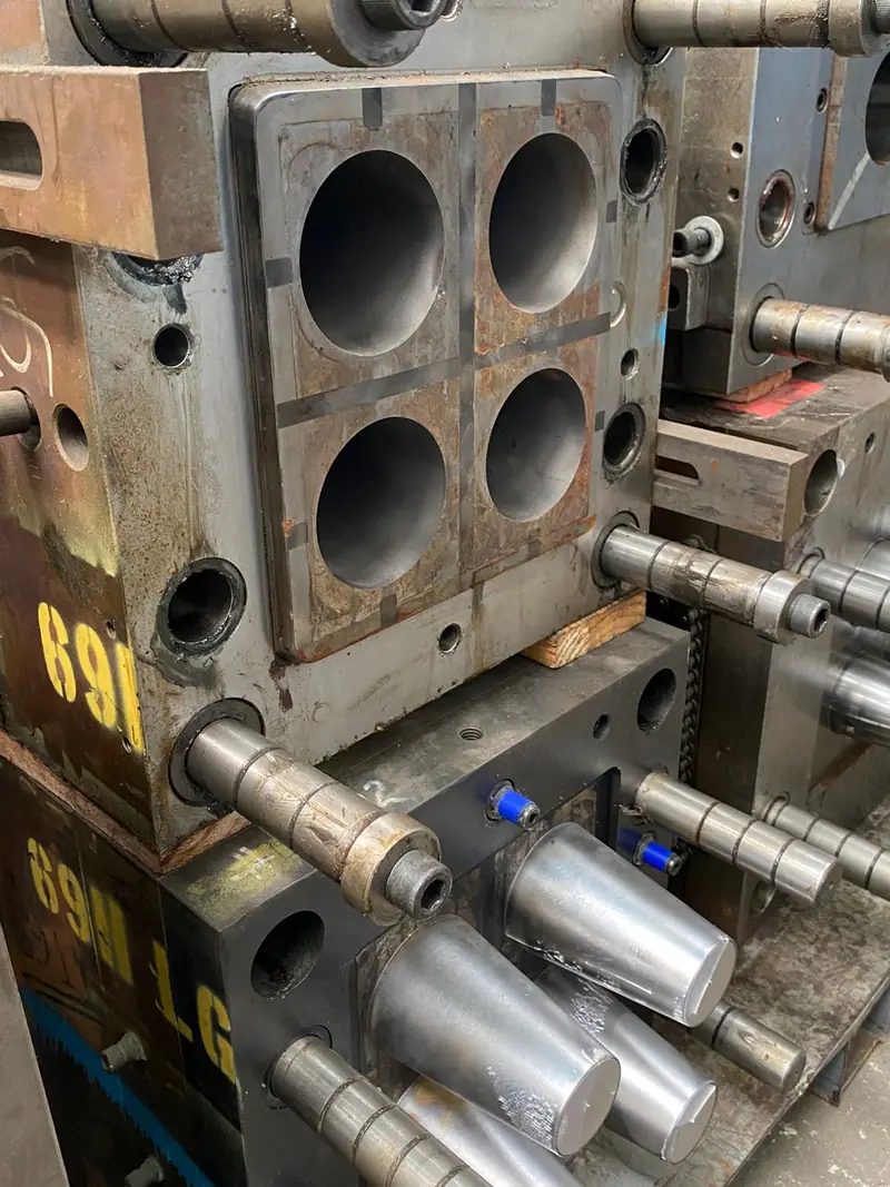 Plastic injection mold for a cup with a 40 g part with 4 cavities