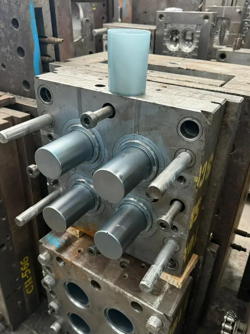 Plastic injection mold for a cup with a 60 g part with 4 cavities