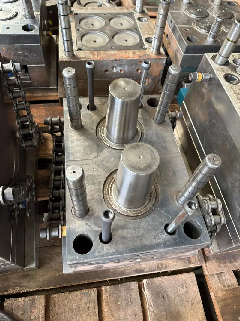 Plastic injection mold for a 660 ml cup with lid and overcap with 2 cavities