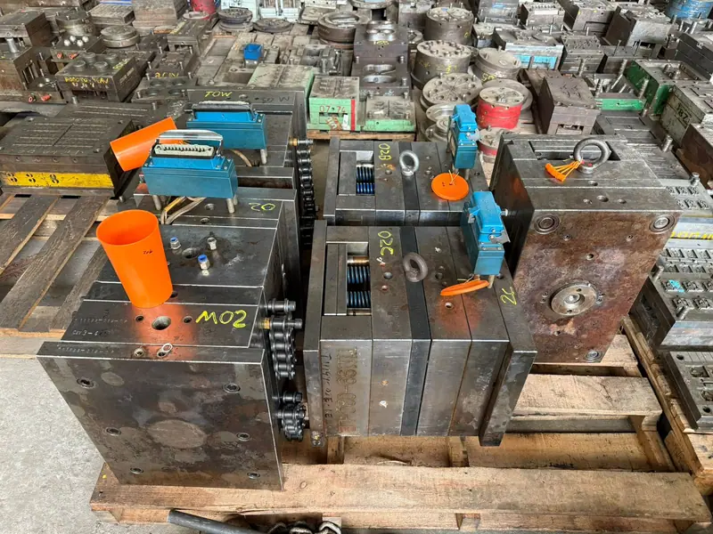 Injection mold for a 660 ml cup with lid and overcap — view 3