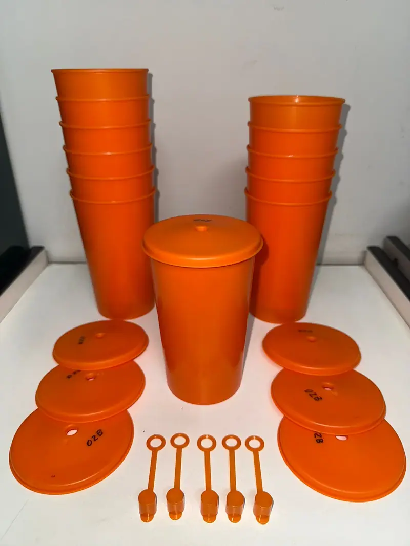 Plastic part produced by the mold for a 660 ml cup with lid and overcap