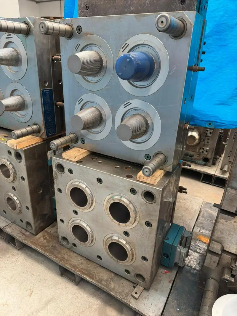 Detalle del molde de inyección para un vaso decorado en el stock de 3WS Moldes