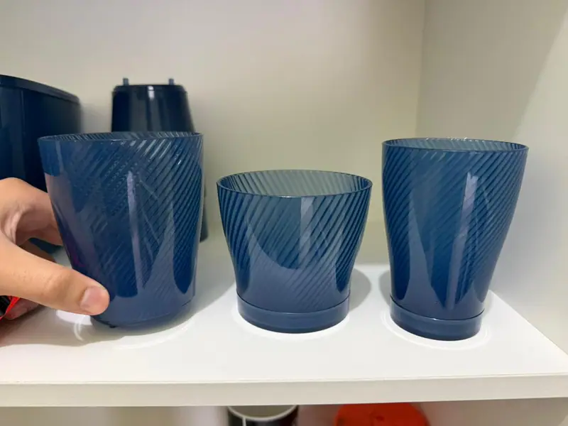 Pieza plástica producida por el molde para un vaso decorado