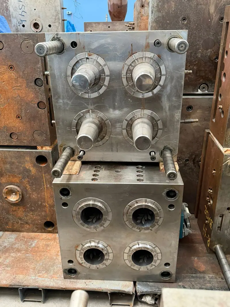 Plastic injection mold for a decorated cup with 4 cavities