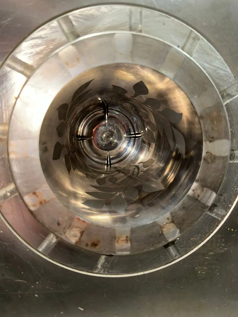 Detalle del molde de inyección para un vaso decorado en el stock de 3WS Moldes