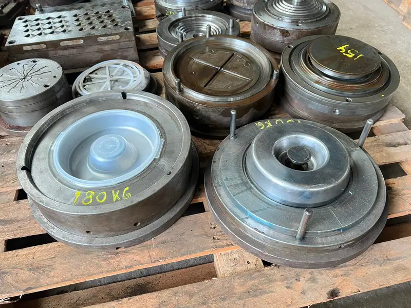 Plastic injection mold for a pudding pan with 1 cavity