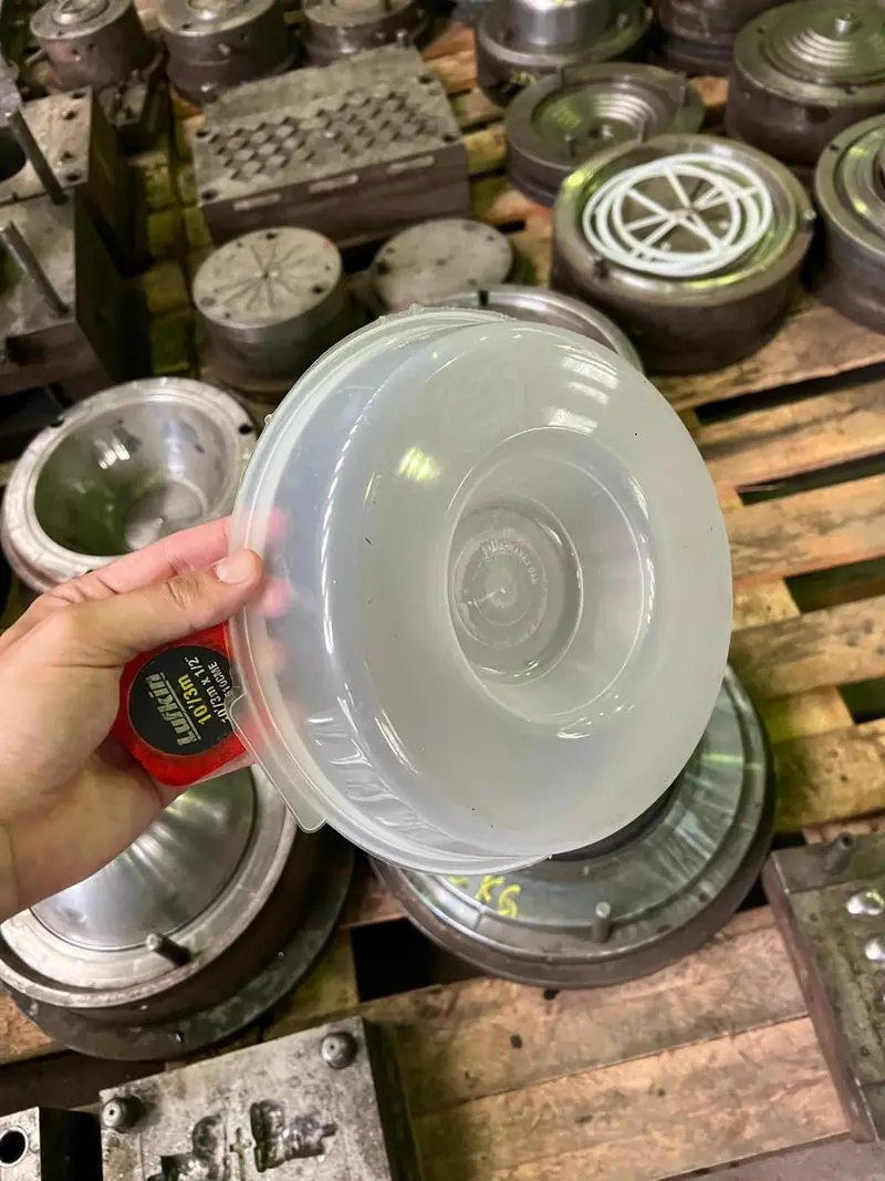 Pieza plástica producida por el molde para una flanera