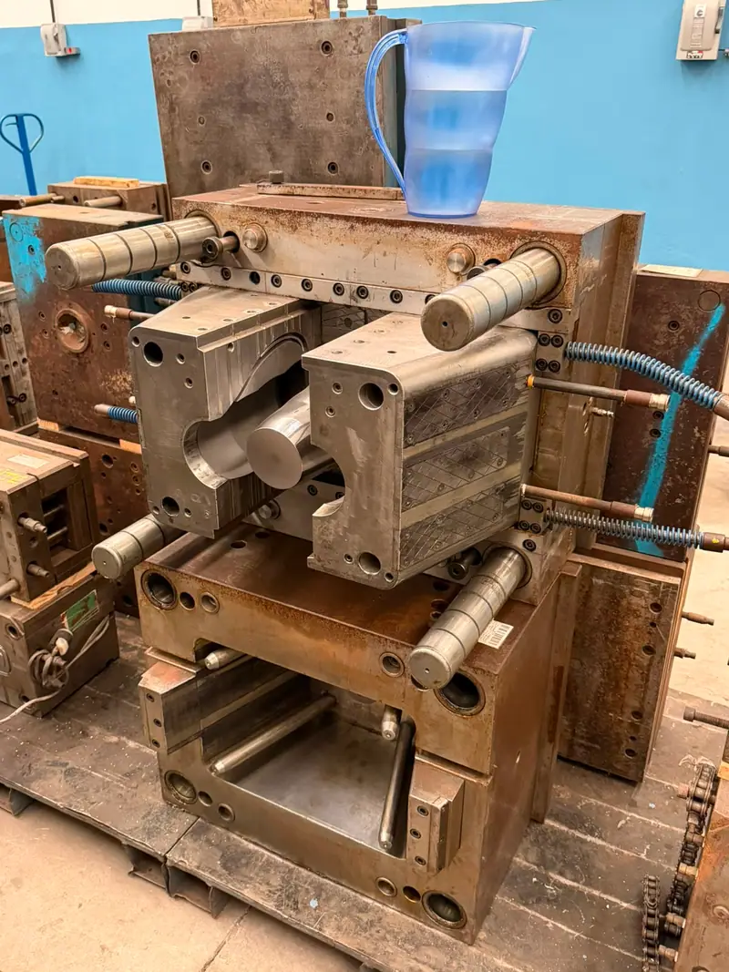Detalhe do molde de injeção para jarra de 2 litros no estoque da 3WS Moldes
