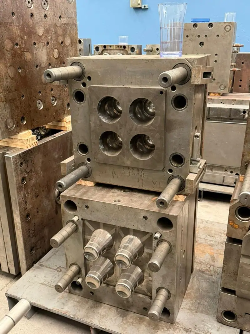 Plastic injection mold for a 2-litre pitcher with lid and cups