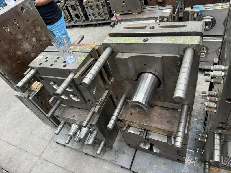 Detalle del molde de inyección para una jarra de 2 litros con tapa y vasos en el stock de 3WS Moldes