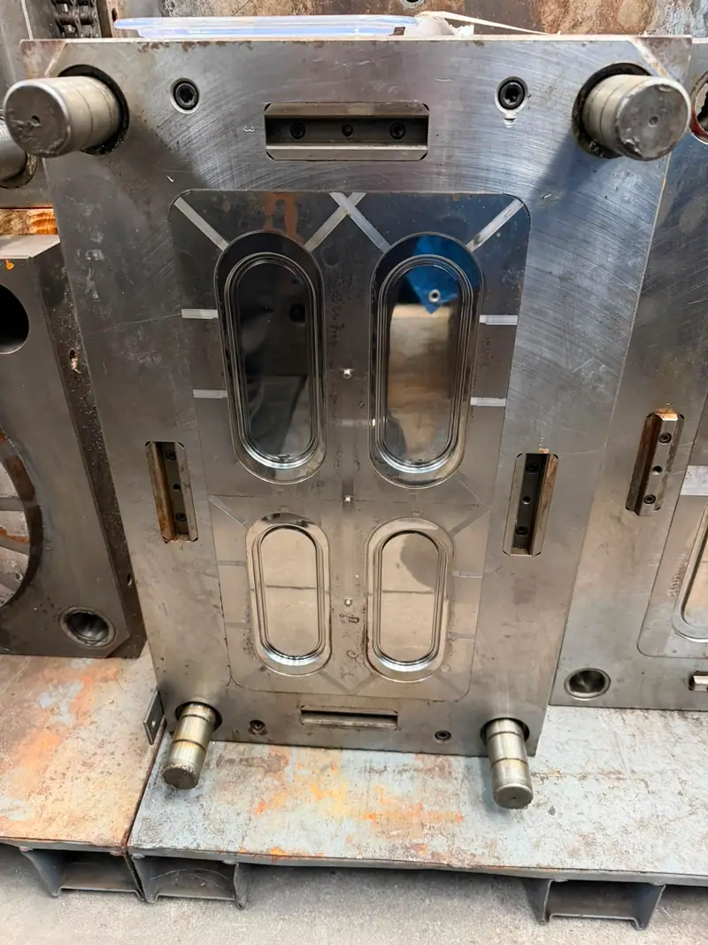 Detalle del molde de inyección para una mantequera con base y tapa en el stock de 3WS Moldes
