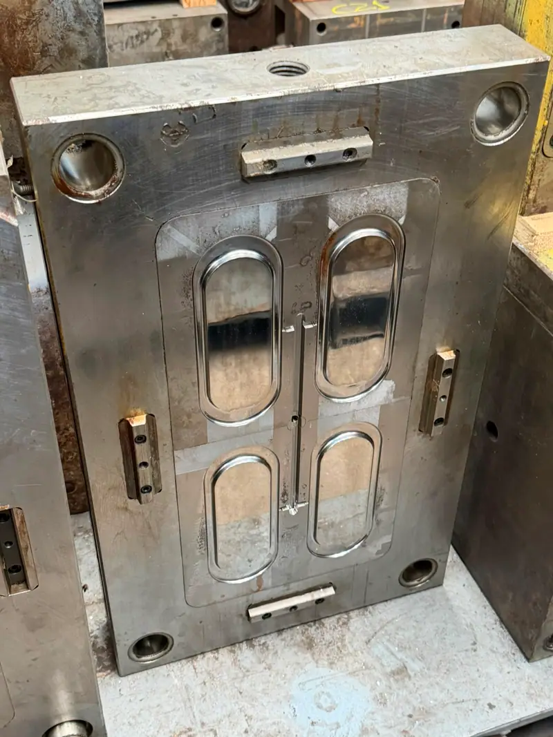 Molde de inyección para una mantequera con base y tapa — vista 3