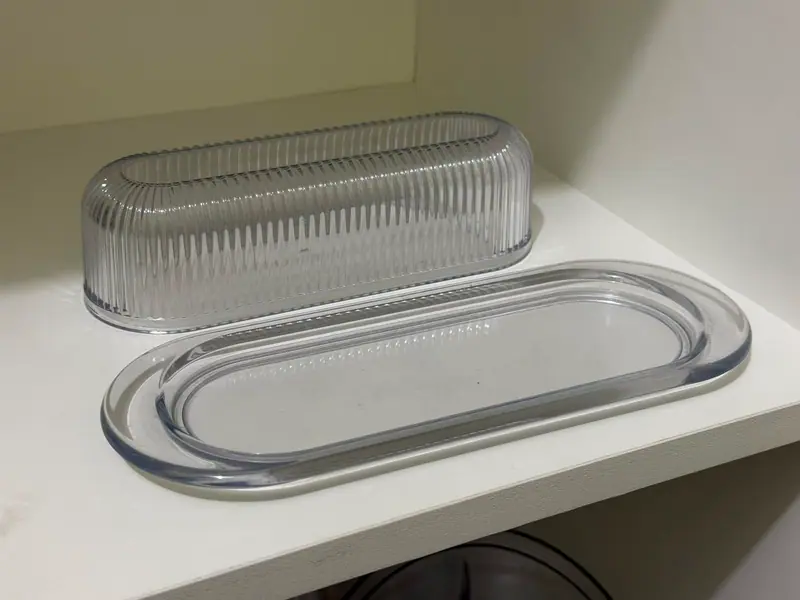 Pieza plástica producida por el molde para una mantequera con base y tapa