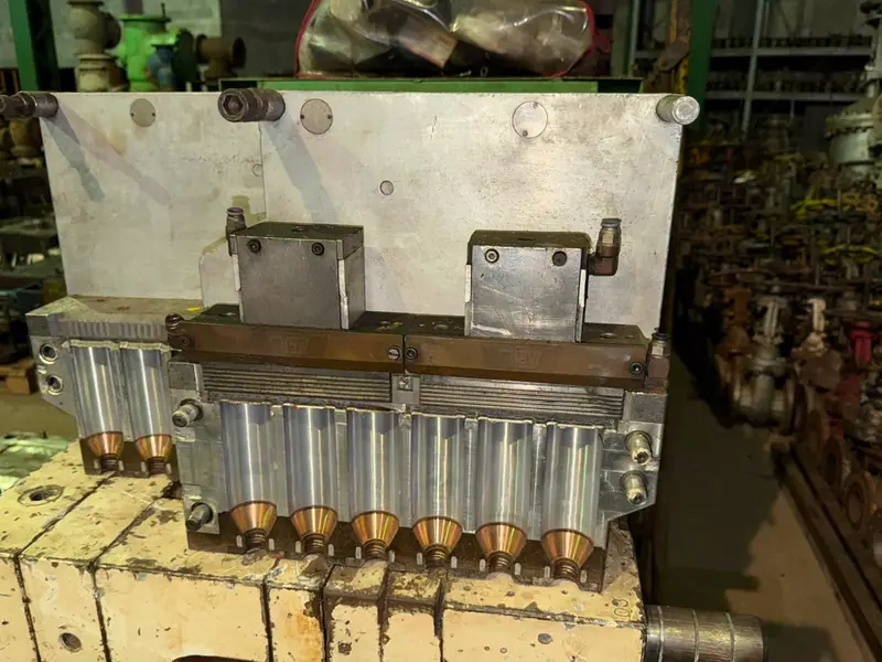 Detalle del molde de inyección para soplado de envases plásticos en el stock de 3WS Moldes