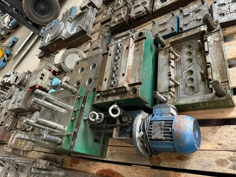 Plastic injection mold for furniture legs with 4 cavities