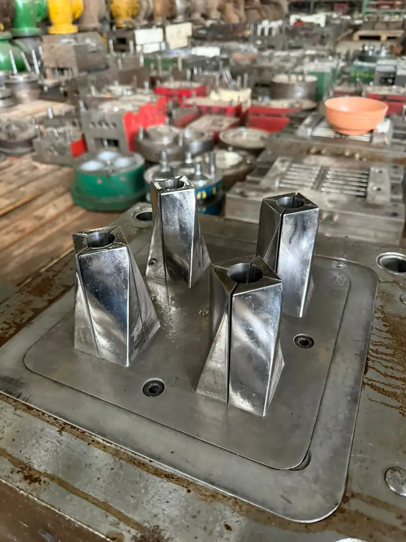 Detalhe do molde de injeção para pés de móveis no estoque da 3WS Moldes