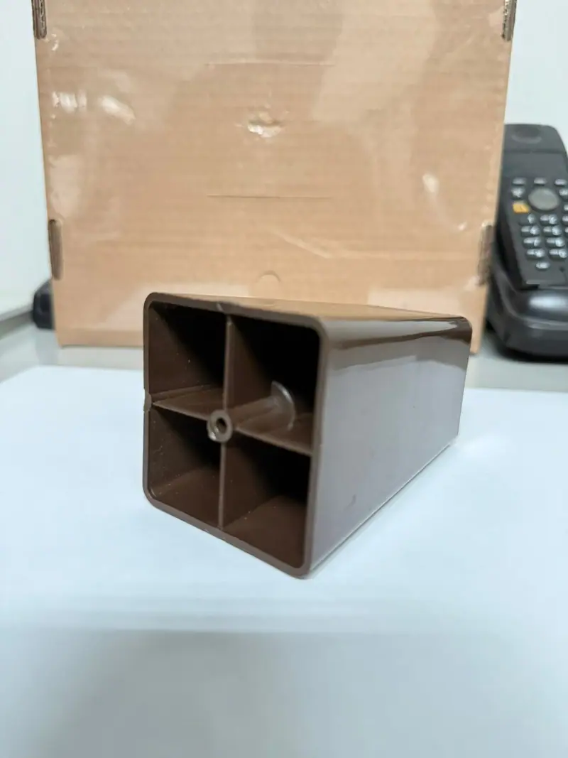 Peça plástica injetada a partir do molde para pés de móveis — detalhe 3
