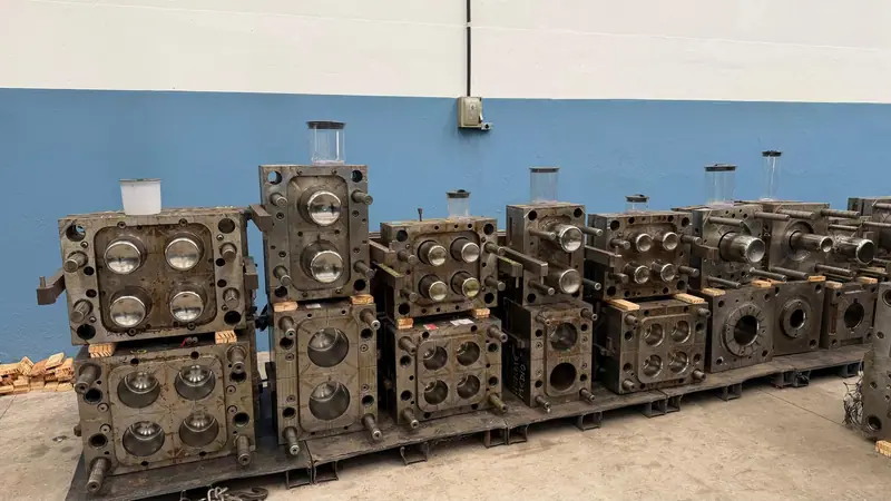 Plastic injection molds for airtight containers in the 3WS Moldes stock