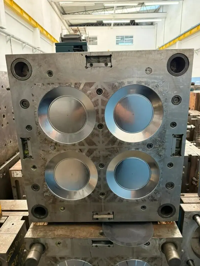 Plastic injection mold for a plate with a 95 g part with 4 cavities