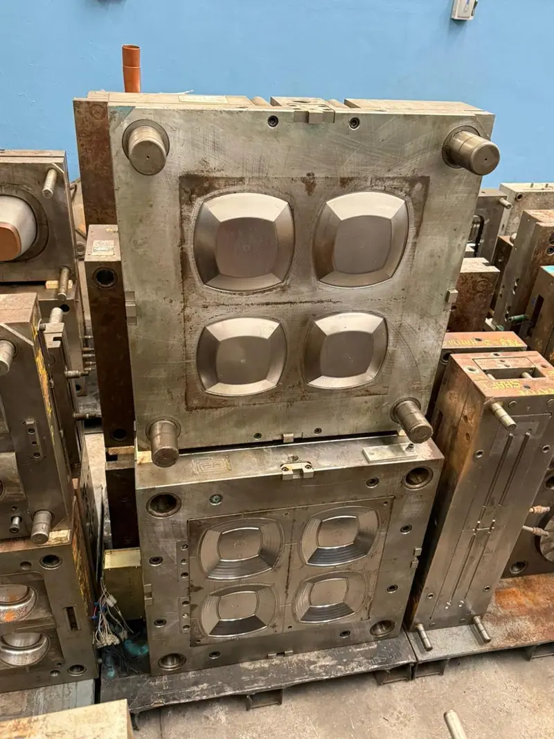 Plastic injection mold for a square plate with 4 cavities