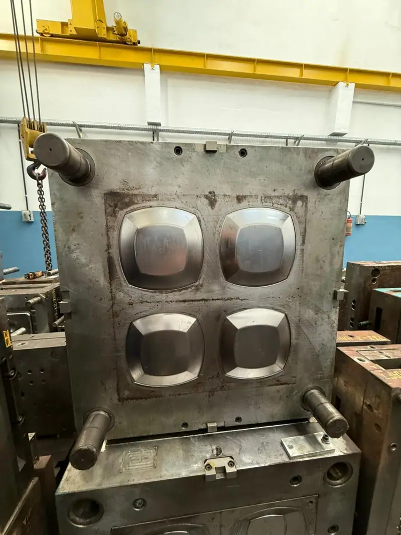 Detalle del molde de inyección para un plato cuadrado en el stock de 3WS Moldes