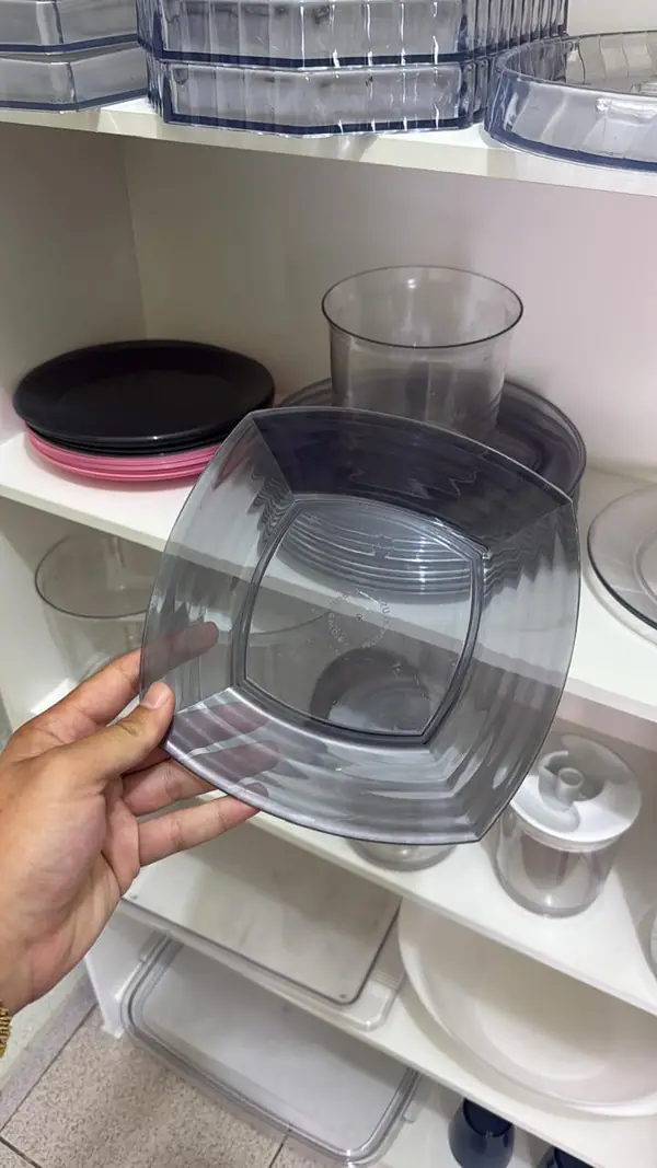 Pieza plástica inyectada a partir del molde para un plato cuadrado — detalle 2