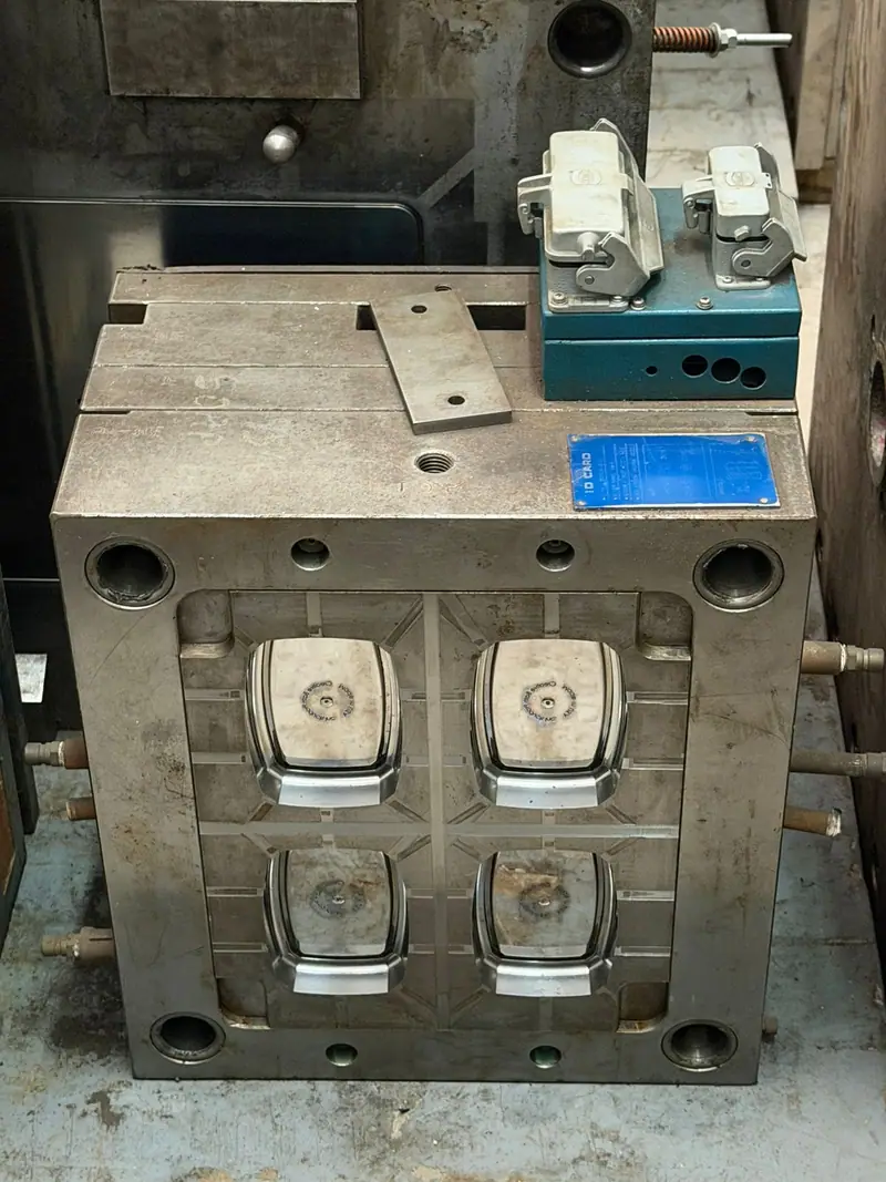 Plastic injection mold for a soap dish with 4 cavities