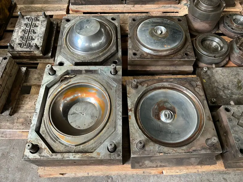 Plastic injection mold for a salad bowl with 1 cavity