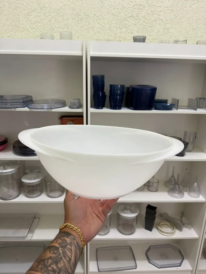 Plastic part produced by the mold for a salad bowl