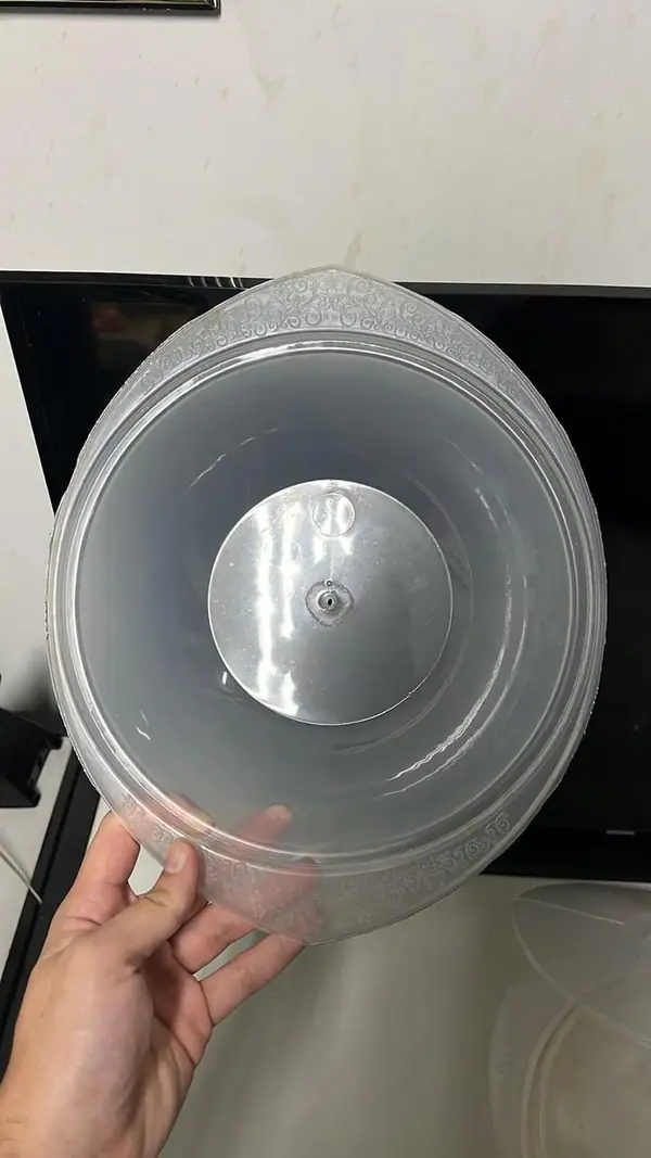 Plastic part injected from the mold for a salad bowl — detail 3