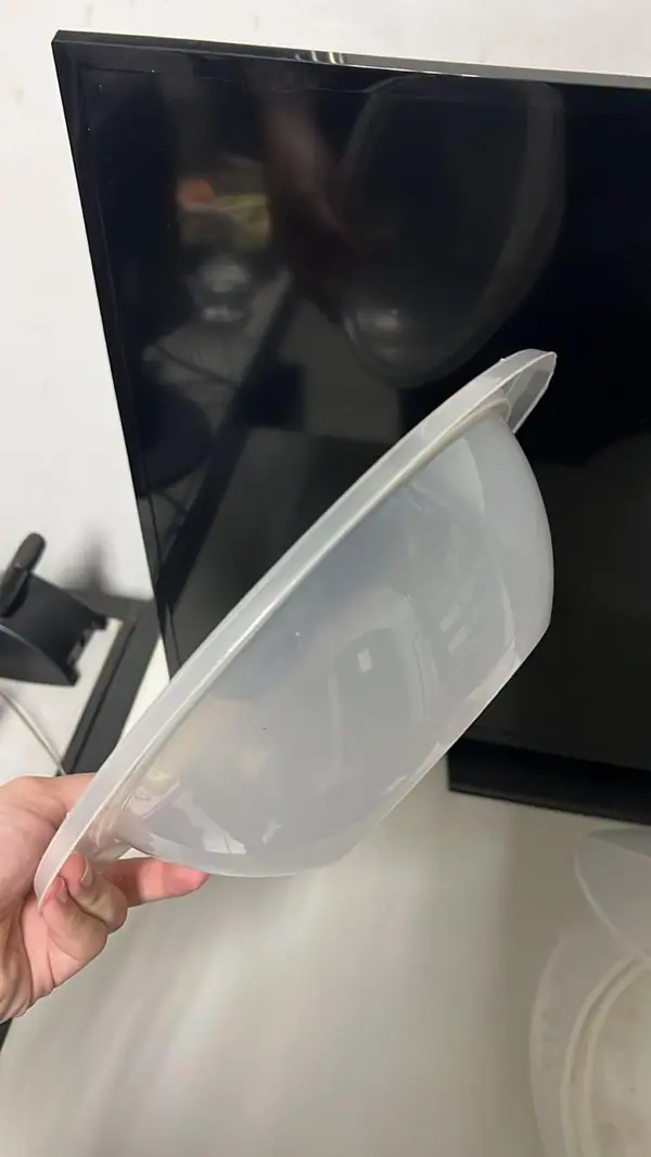 Plastic part injected from the mold for a salad bowl — detail 4